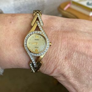 Feminine Seiko Swarovski Crystal Good Link Bracelet Watch
